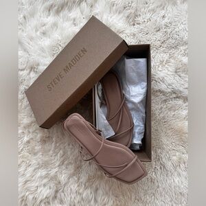 New in box Steve Madden flat nude sandals